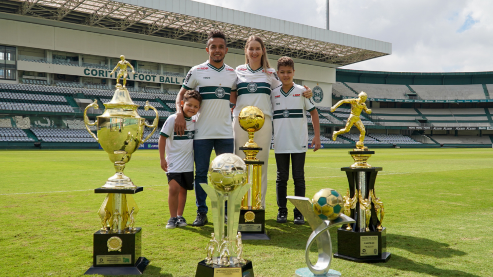 Coritiba oficializa renovação do meia Rafinha até 2022 Coxa oficializa renovação de Rafinha