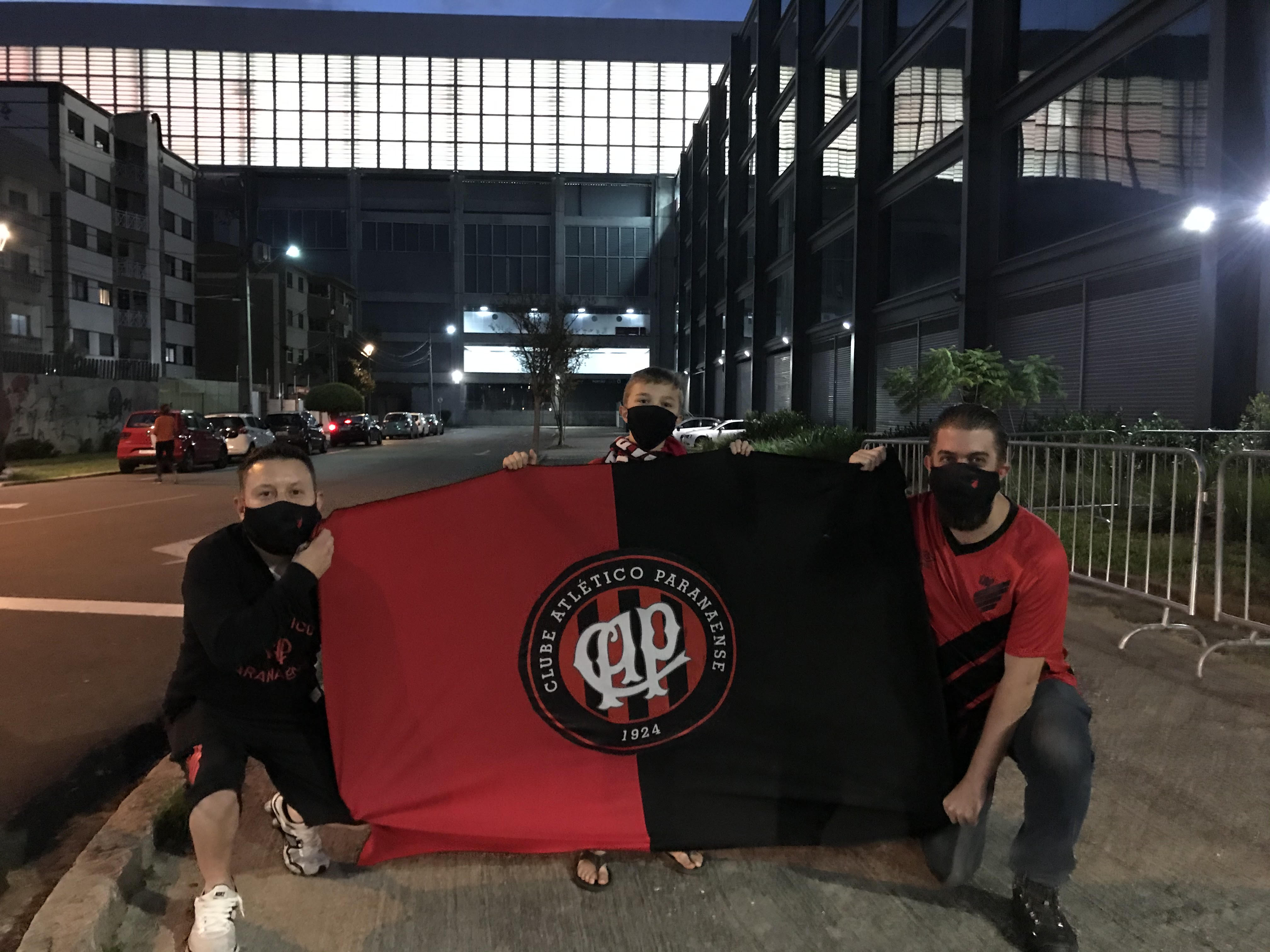 Torcida só do lado de fora: Jean, o pequeno Davi e André, antes de Athletico x Metropolitanos (Foto: Monique Silva) Torcida só do lado de fora: Jean, o pequeno Davi e André, antes de Athletico x Metropolitanos (Foto: Monique Silva)