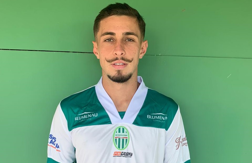 França com a camisa do Metropolitano. Foto: Divulgação. França com a camisa do Metropolitano. Foto: Divulgação.
