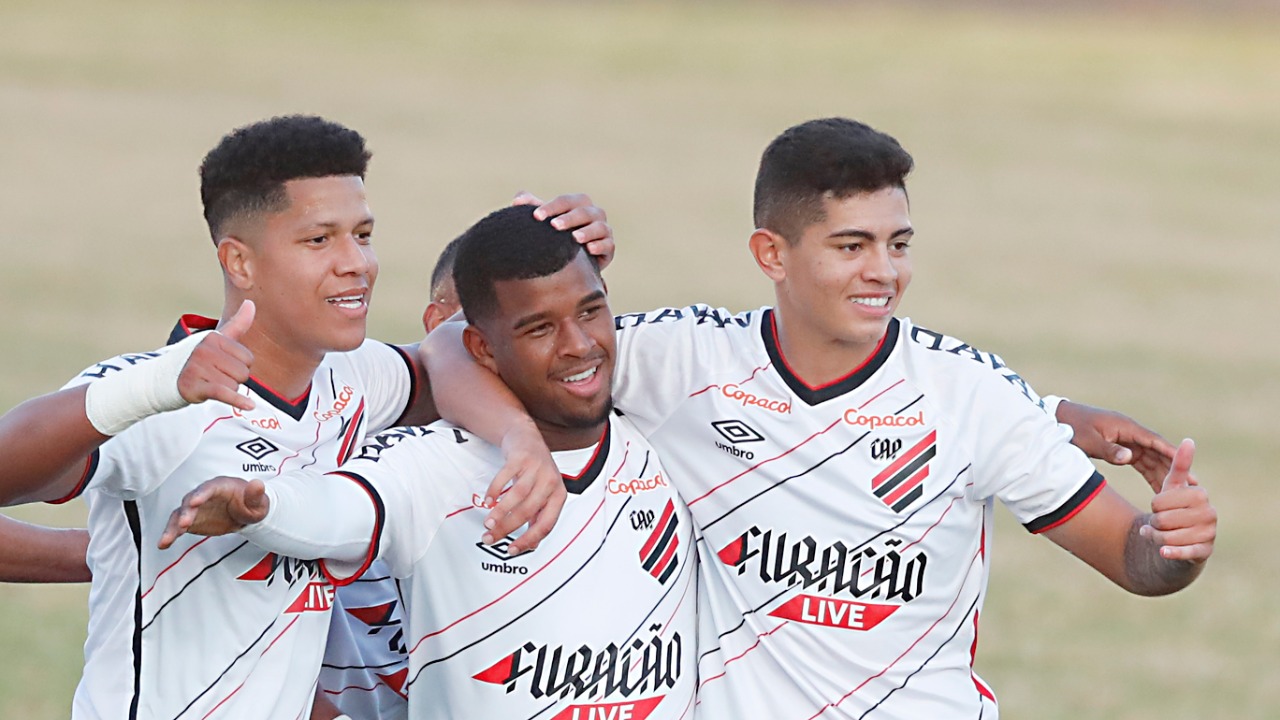 Jáderson (ao centro) comemora gol com Alvarado e Kawan (Foto: Albari Rosa/Foto Digital/UmDois Esportes) Jáderson (ao centro) comemora gol com Alvarado e Kawan (Foto: Albari Rosa/Foto Digital/UmDois Esportes)