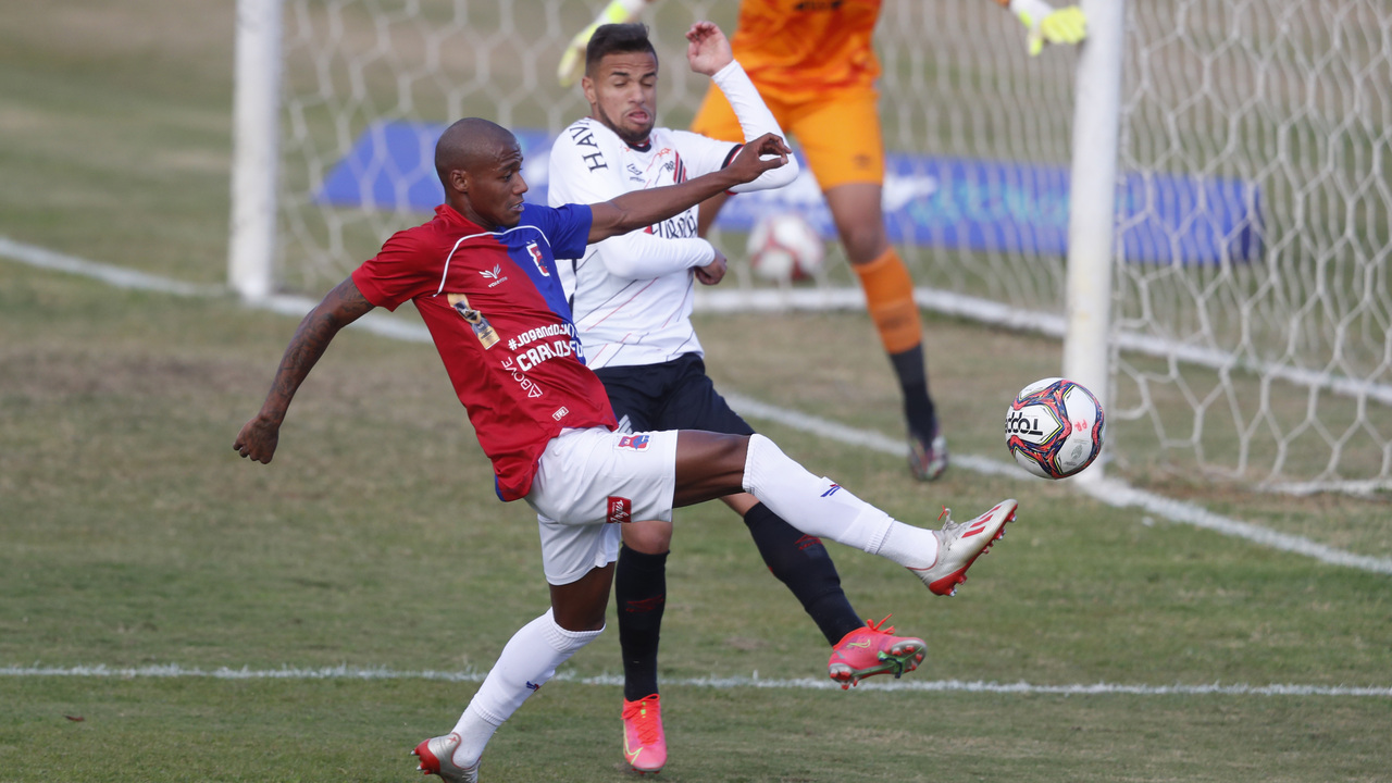 Thiaguinho é um dos destaques do Paraná. Foto: Albari Rosa/Foto Digital/UmDois Esportes Thiaguinho é um dos destaques do Paraná. Foto: Albari Rosa/Foto Digital/UmDois Esportes