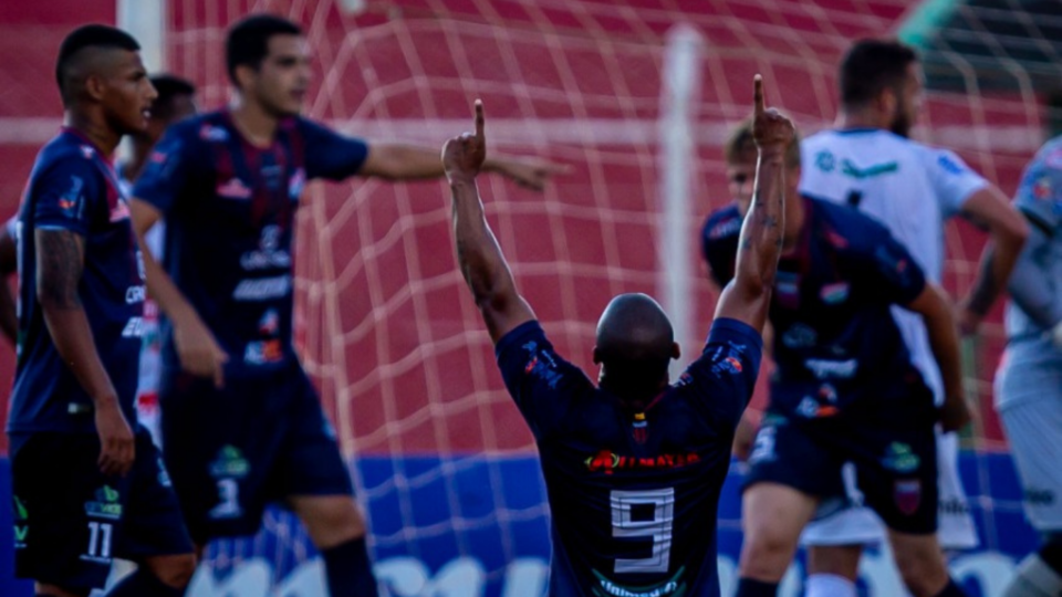 Toledo vence o Operário e sobe na tabela; Fantasma pode perder liderança Toledo bateu o Operário