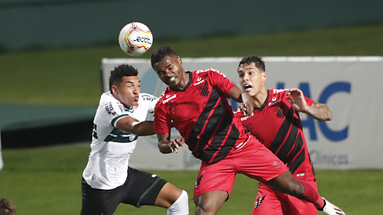 Em 2020, Athletico virou nos minutos finais contra o Coritiba e foi campeão.