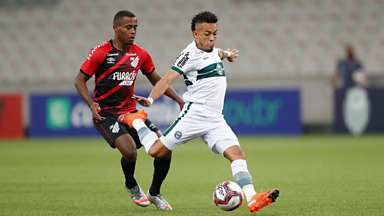 Rafinha e Carlos Eduardo dividem bola em Athletico x Coritiba Rafinha e Carlos Eduardo dividem bola em Athletico x Coritiba