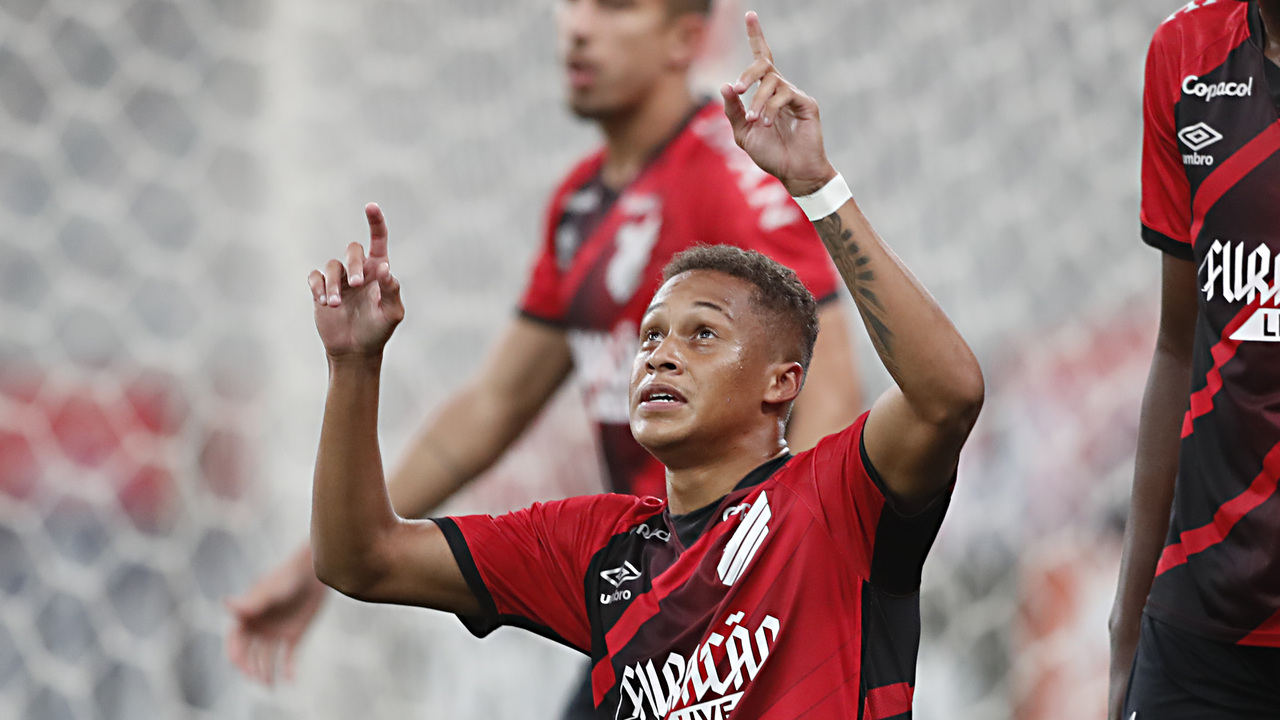 Vitinho comemora, os gols e a recuperação.