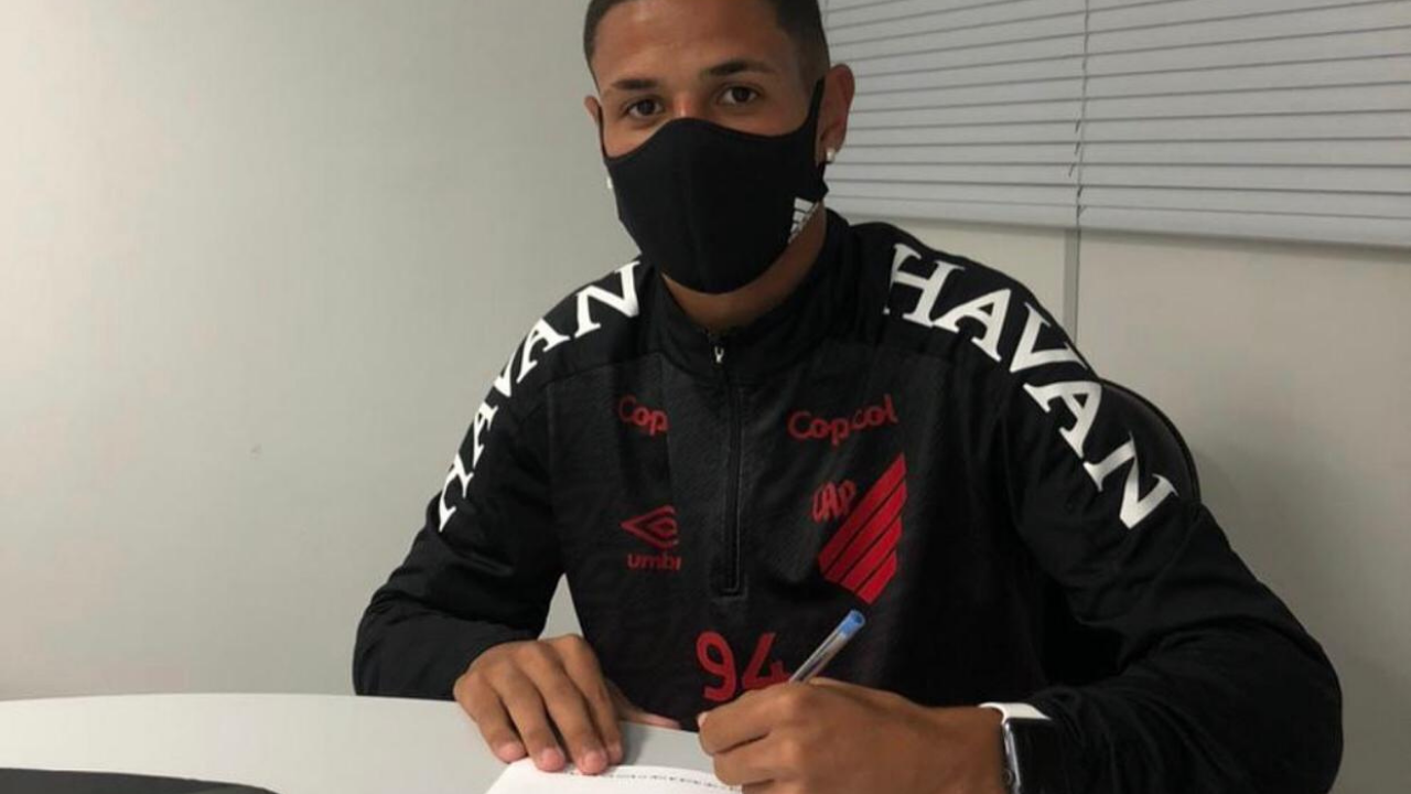 Juninho assina contrato. Foto: Reprodução/Instagram Juninho assina contrato. Foto: Reprodução/Instagram