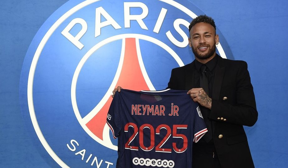 Paris Saint-Germain anuncia renovação de contrato do brasileiro Neymar até 2025 Neymar com a camisa do PSG.