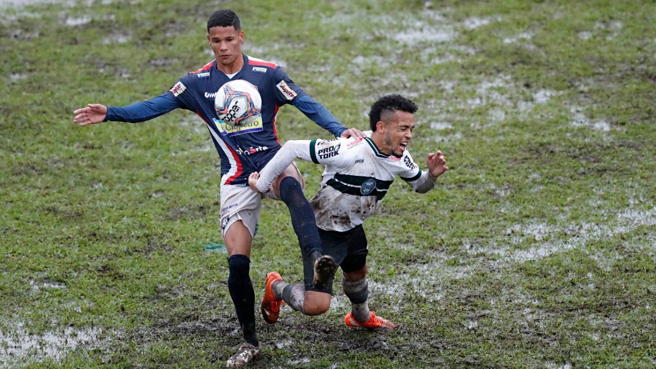 Gramado encharcado atrapalhou o jogo em Paranaguá