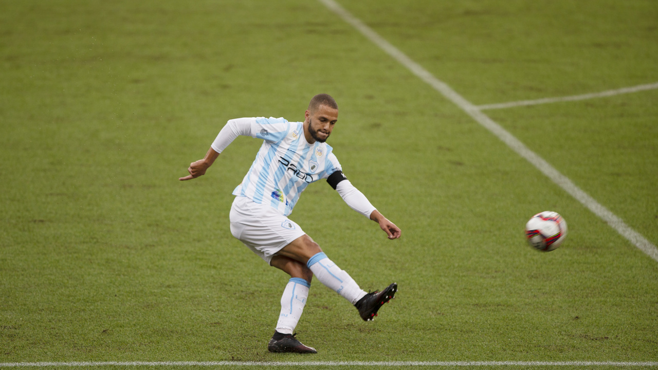 Jogador do Londrina em ação pelo Campeonato Paranaense Jogador do Londrina em ação pelo Campeonato Paranaense