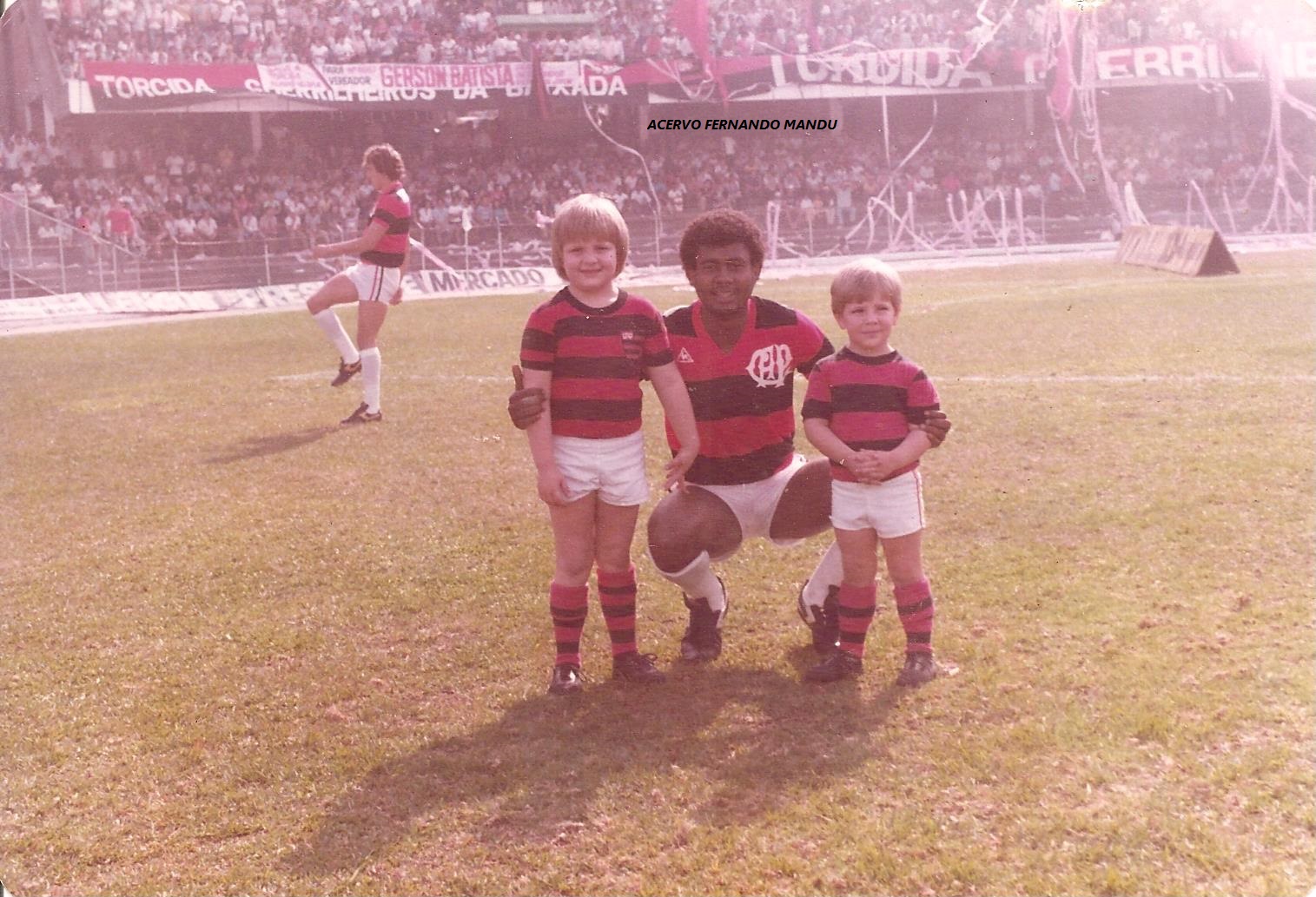 Os irmãos Fernando Mandu Junior e Luiz Demetrio com Washington (Arquivo Pessoal) Os irmãos Fernando Mandu Junior e Luiz Demetrio com Washington (Arquivo Pessoal)