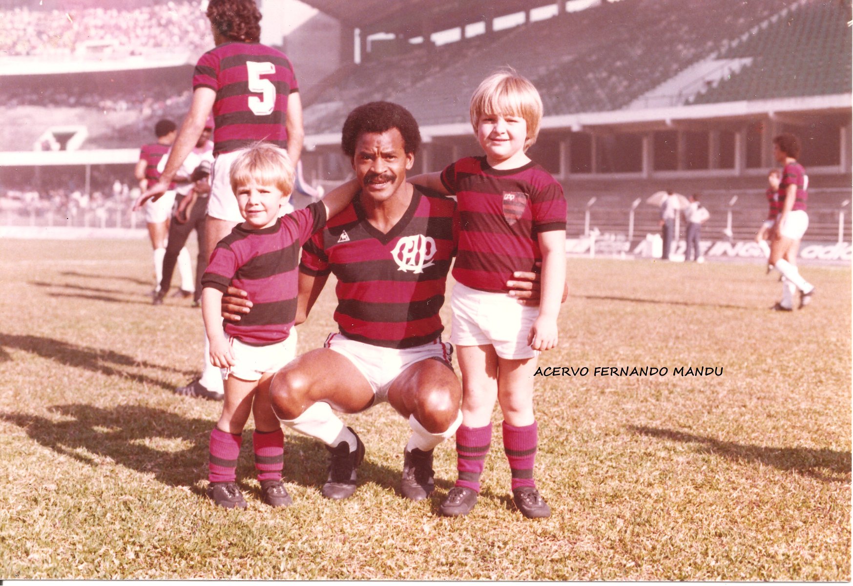 Assis, da dupla com Washington, o "casal" 20, com os irmãos Fernando Mandu Junior e Luiz Demetrio (Arquivo Pessoal) Assis, da dupla com Washington, o "casal" 20, com os irmãos Fernando Mandu Junior e Luiz Demetrio (Arquivo Pessoal)