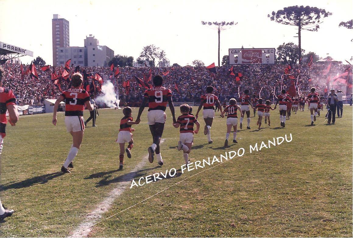 Entrada do Furacão e criançada em campo (Arquivo Pessoal) Entrada do Furacão e criançada em campo (Arquivo Pessoal)