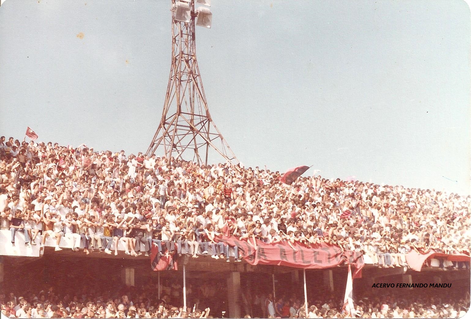 Couto Pereira apinhado9 em 1983 para o jogo do Furacão contra o Flamengo (Arquivo Pessoal) Couto Pereira apinhado9 em 1983 para o jogo do Furacão contra o Flamengo (Arquivo Pessoal)