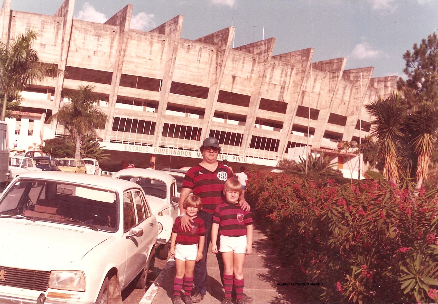 Fernando também levou os filhos para Belo Horizonte, em um jogo do Athletico contra o Galo, no Mineirão (Arquivo Pessoal) Fernando também levou os filhos para Belo Horizonte, em um jogo do Athletico contra o Galo, no Mineirão (Arquivo Pessoal)