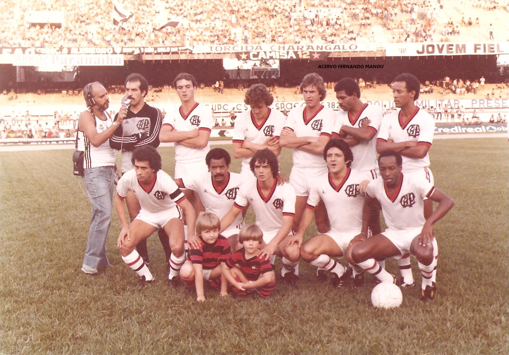 Os irmãos posam com o time do Athletico que enfrentou o Atlético-MG no Mineirão, em 1983 (Arquivo Pessoal) Os irmãos posam com o time do Athletico que enfrentou o Atlético-MG no Mineirão, em 1983 (Arquivo Pessoal)