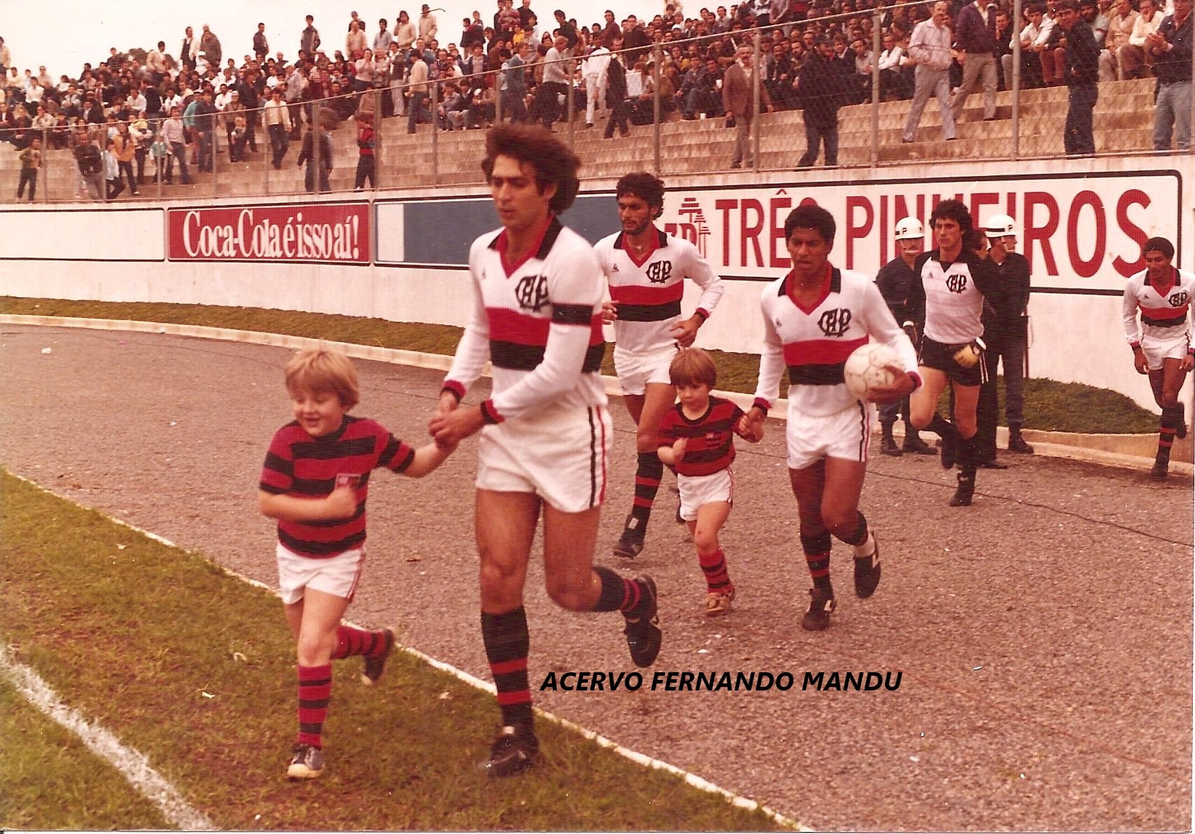 Junior e Luiz Demetrio entrando em campo no Estádio Érton Coelho Queiroz, a Vila Olímpica do Boqueirão (Arquivo Pessoal) Junior e Luiz Demetrio entrando em campo no Estádio Érton Coelho Queiroz, a Vila Olímpica do Boqueirão (Arquivo Pessoal)