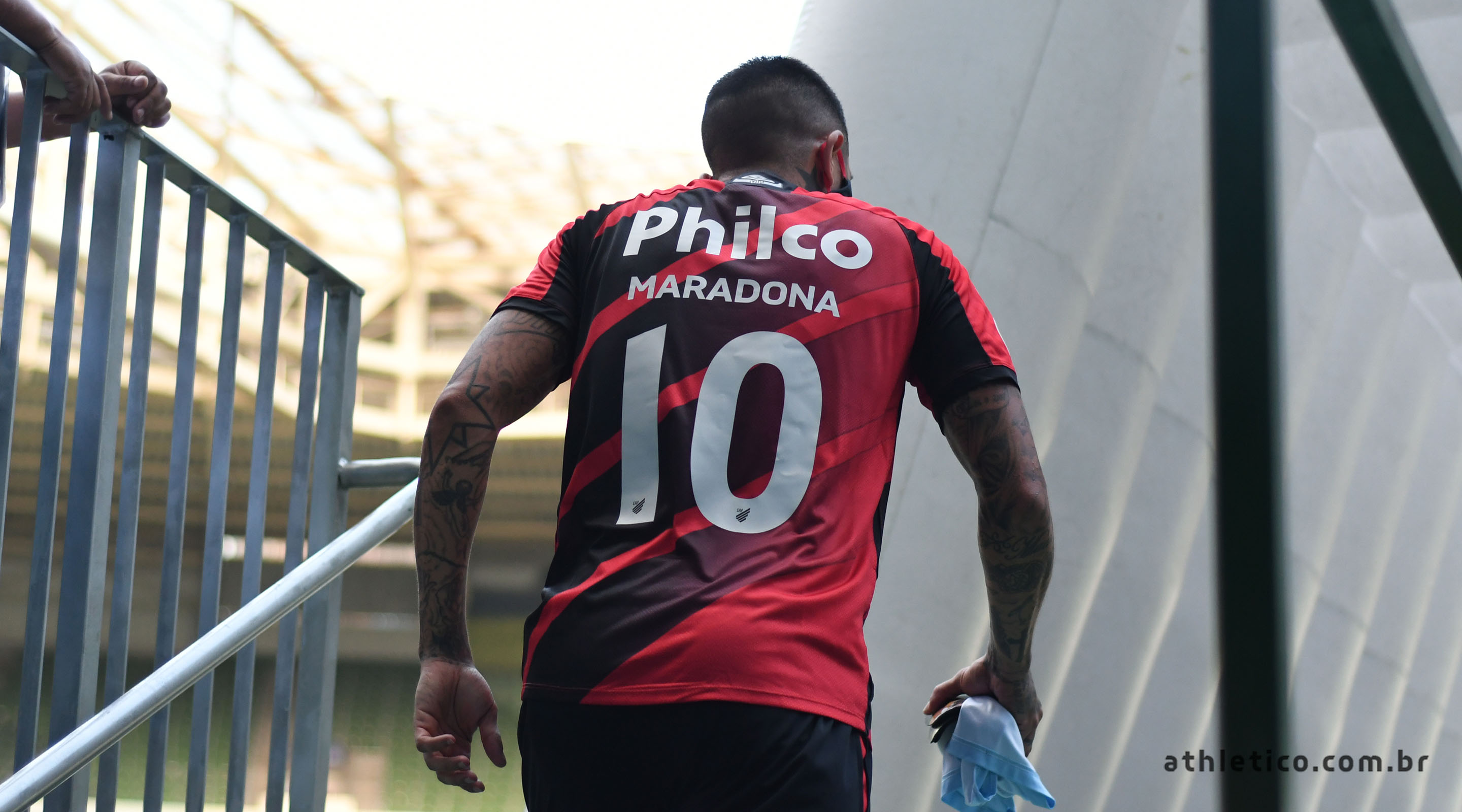 Lucho usou a camisa 10 em homenagem a Maradona, seu ídolo, em novembro de 2020 Lucho usou a camisa 10 em homenagem a Maradona, seu ídolo, em novembro de 2020