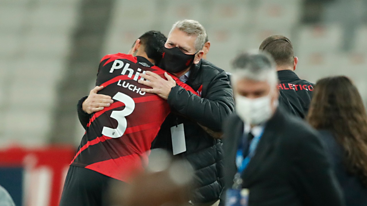 O abraço de Paulo Autuori e Lucho González O abraço de Paulo Autuori e Lucho González