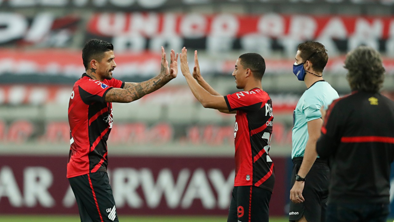 Lucho saiu aplaudido de campo e deu lugar a Christian em seu último jogo Lucho saiu aplaudido de campo e deu lugar a Christian em seu último jogo