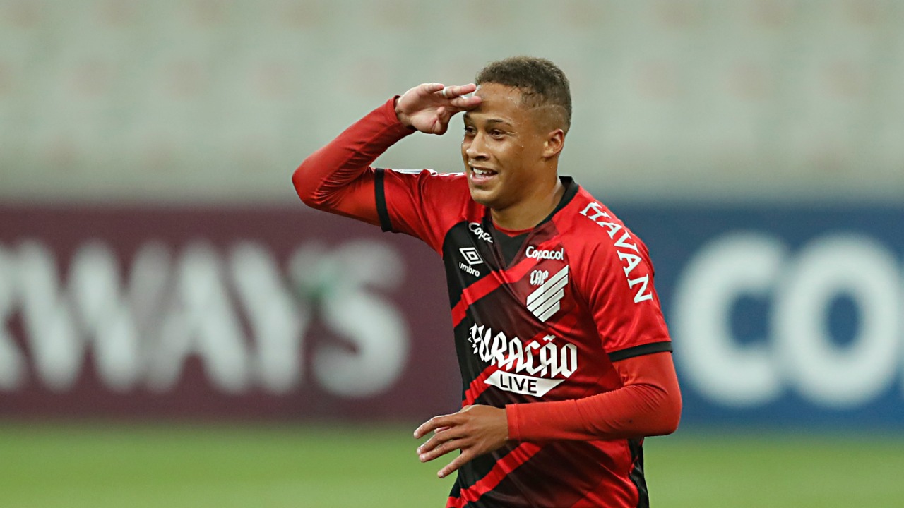 Vitinho se despede com 17 gols em 86 jogos no Furacão Vitinho se despede com 17 gols em 86 jogos no Furacão