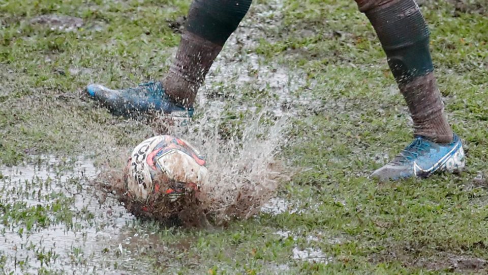 Jogo do Brasil na Copa América altera horários de jogos de Coritiba e Paraná Bola suja por causa da chuva no gramado