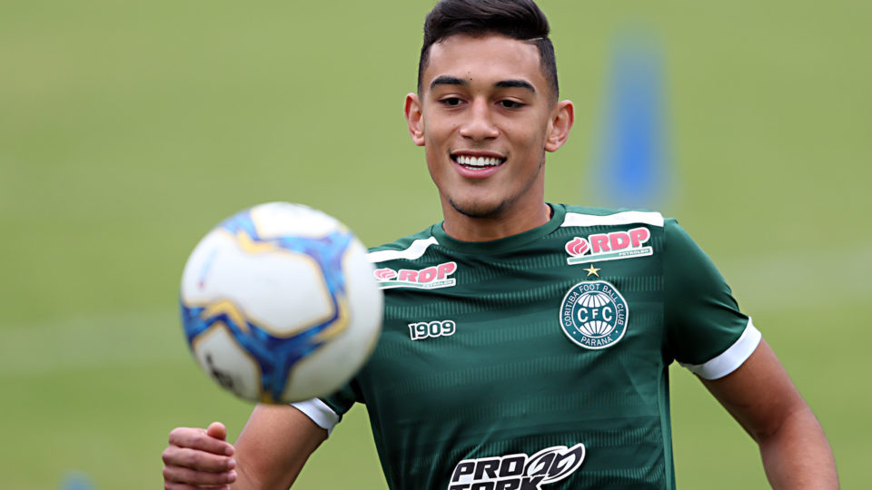 Jogando em Portugal, Vitor Carvalho antecipa fim de contrato com o Coritiba Vitor Carvalho estava emprestado ao Gil Vicente, de Portugal