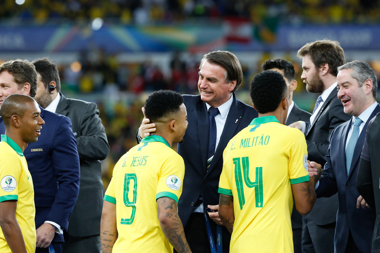 Bolsonaro e Caboclo na Copa América 2019. Foto: William Lucas/Copa América Bolsonaro e Caboclo na Copa América 2019. Foto: William Lucas/Copa América