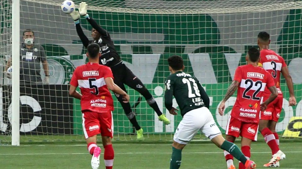 Nos pênaltis, Palmeiras e Cruzeiro são eliminados na Copa do Brasil Diogo Silva foi destaque do CRB.