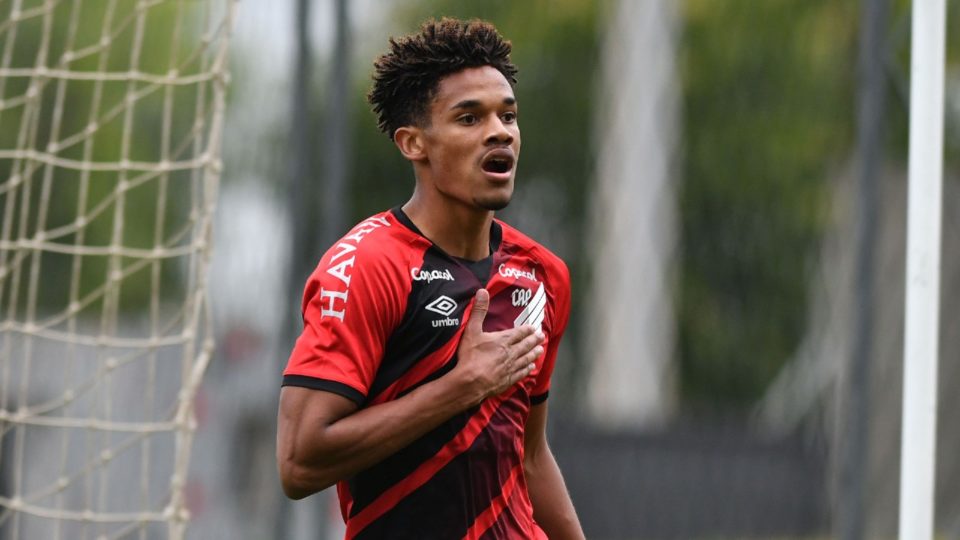Destaque do sub-17 do Athletico, atacante renova contrato Emersonn já foi convocado para a seleção brasileira sub-17