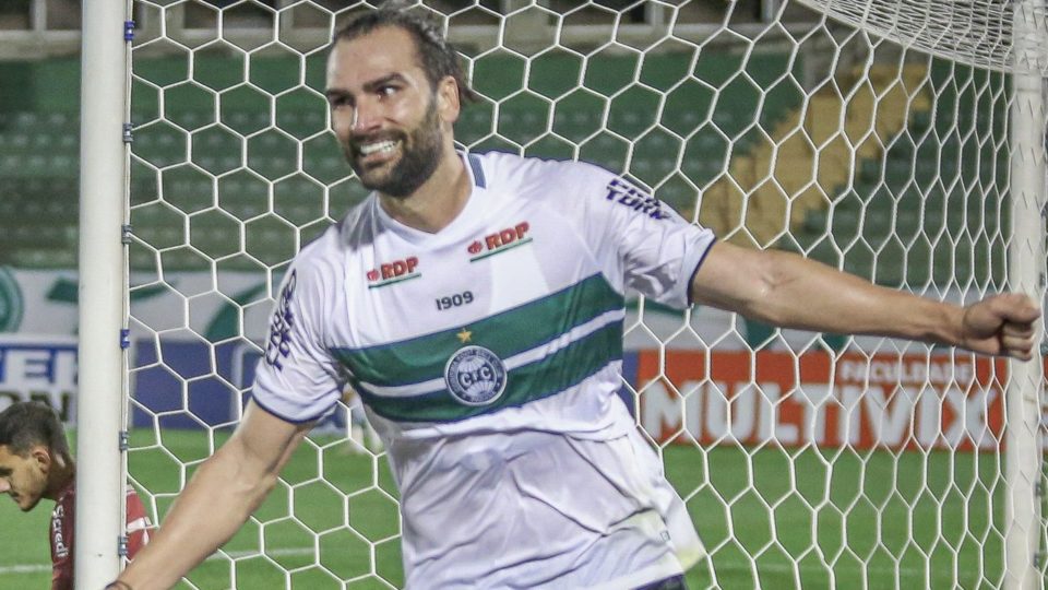 Coritiba perde o artilheiro Léo Gamalho contra o Confiança