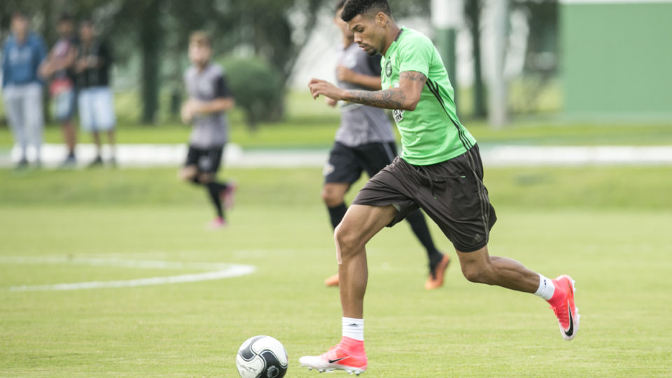 Venda de zagueiro Juninho para a Europa rende grana extra ao Coritiba Venda de zagueiro Juninho para a Europa rende grana extra ao Coritiba