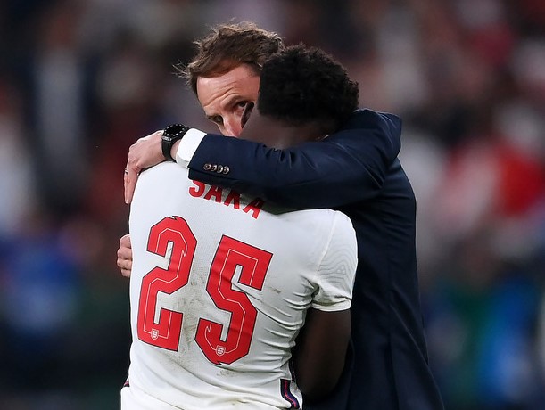 Saka é consolado por Southgate Saka é consolado por Southgate