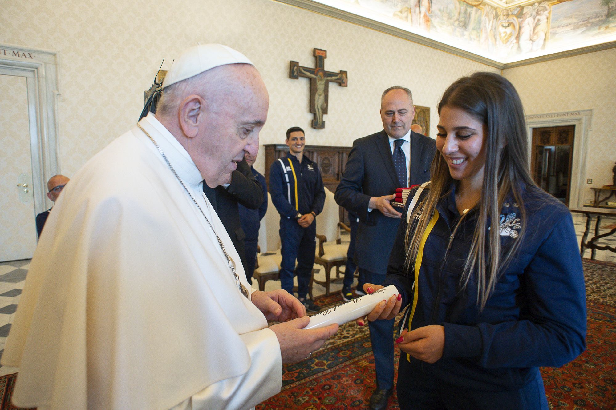 O papa Francisco enviou um bastão de revezamento autografado a uma competição entre pequenos países europeus em junho de 2021, com a participação da equipe da Athletica Vaticana. Foto: Vatican Media O papa Francisco enviou um bastão de revezamento autografado a uma competição entre pequenos países europeus em junho de 2021, com a participação da equipe da Athletica Vaticana. Foto: Vatican Media