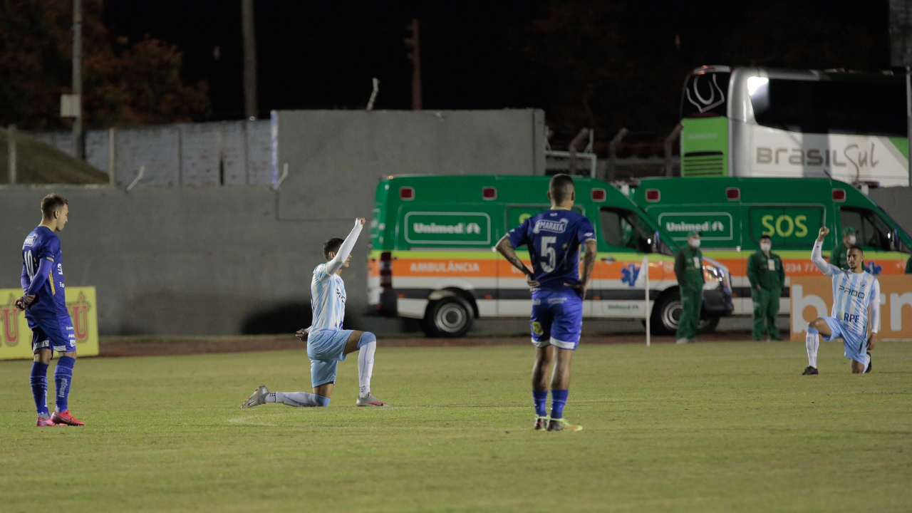 Jogadores do Londrina ajoelhados em apoio ao meia Celsinho Jogadores do Londrina ajoelhados em apoio ao meia Celsinho