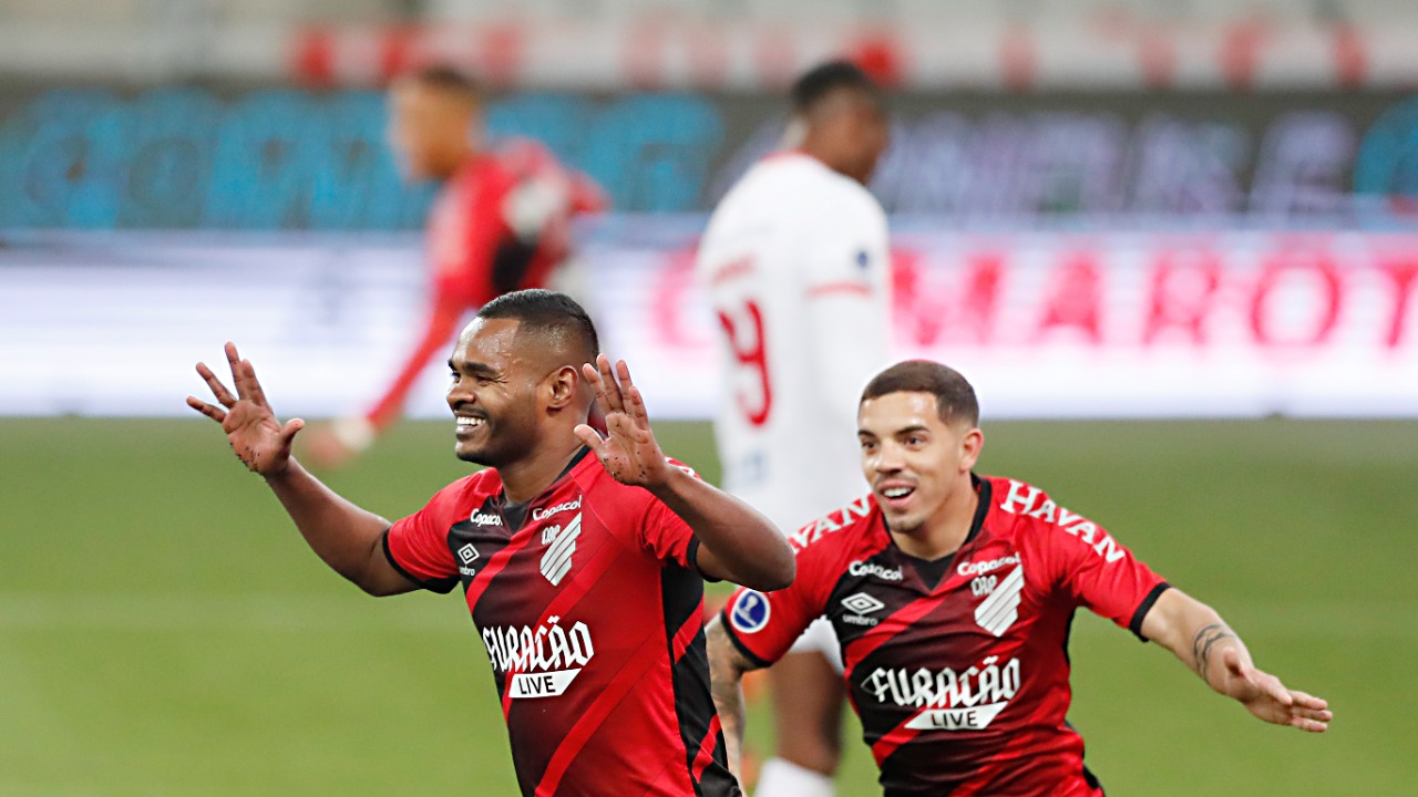 Nikão e David Terans comemoram vitória com goleada e classificação na Sul-Americana Nikão e David Terans comemoram vitória com goleada e classificação na Sul-Americana