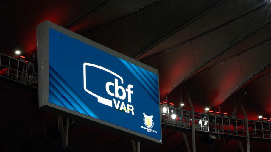 CBF confirma VAR na Série B e em fases decisivas da C e da D Telão mostrando o VAR