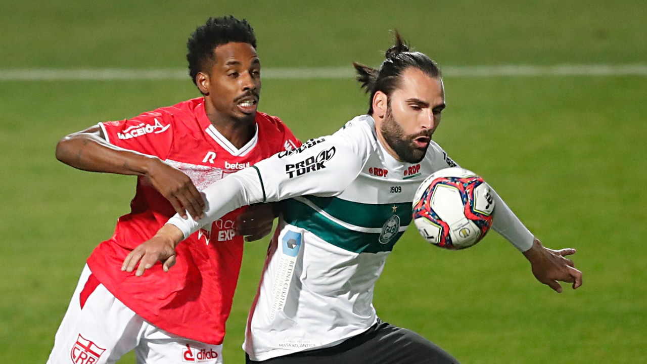 Léo Gamalho, em lance do jogo entre Coritiba e CRB Léo Gamalho, em lance do jogo entre Coritiba e CRB