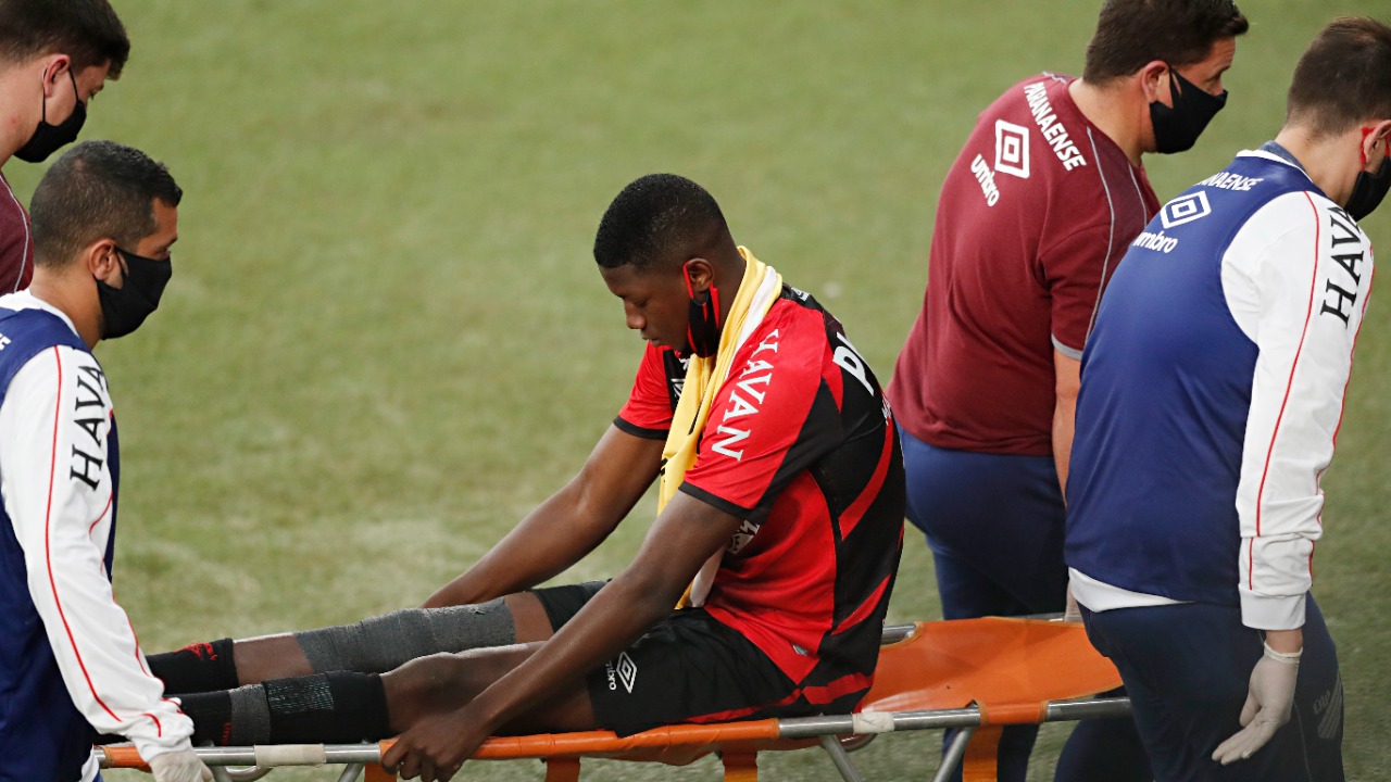 Matheus Babi machucou o joelho contra o Internacional, pelo Brasileirão Matheus Babi machucou o joelho contra o Internacional, pelo Brasileirão