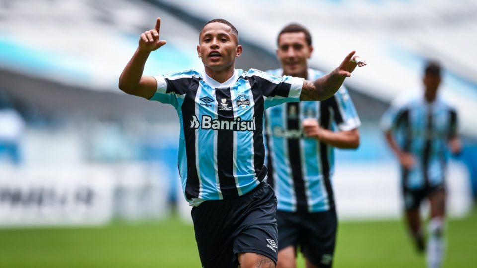 Coritiba contrata por empréstimo atacante do Grêmio Guilherme Azevedo comemora gol pelo Grêmio