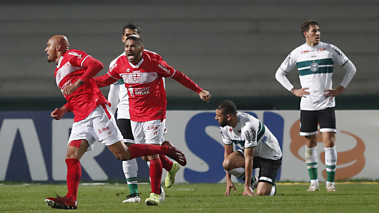 Jogadores do CRB comemoram gol contra o Coritiba pela Série B Jogadores do CRB comemoram gol contra o Coritiba pela Série B