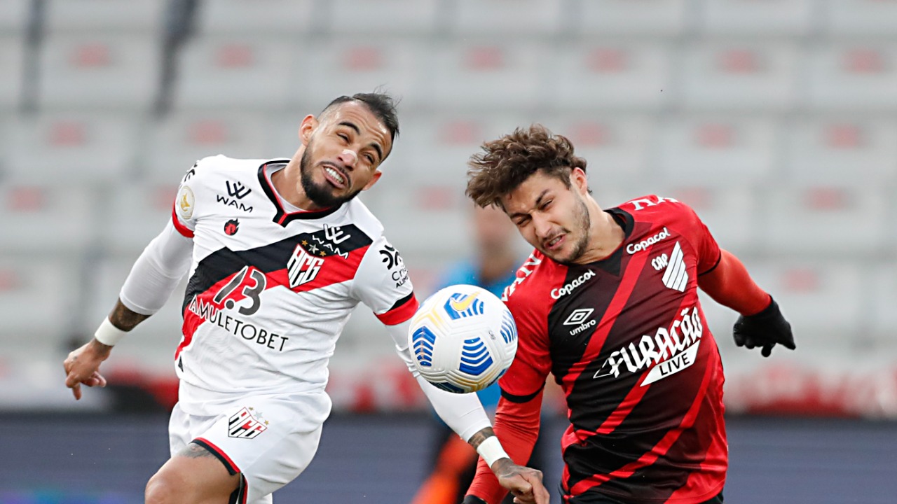 Marcinho, em dividida de bola em Athletico x Atlético-GO Marcinho, em dividida de bola em Athletico x Atlético-GO