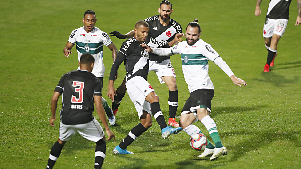 Léo Gamalho, do Coritiba, em ação contra a defesa do Vasco Léo Gamalho, do Coritiba, em ação contra a defesa do Vasco