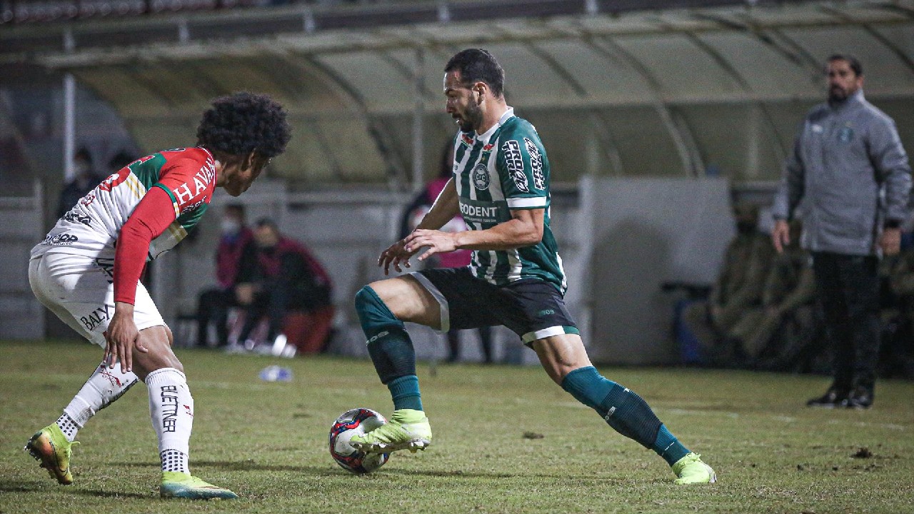 Edson Carioca, um dos reforços, em ação em Brusque x Coritiba Edson Carioca, um dos reforços, em ação em Brusque x Coritiba
