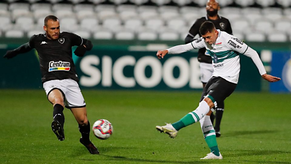 Coritiba perde titular suspenso para o duelo contra o Londrina Val em ação em Coritiba x Botafogo