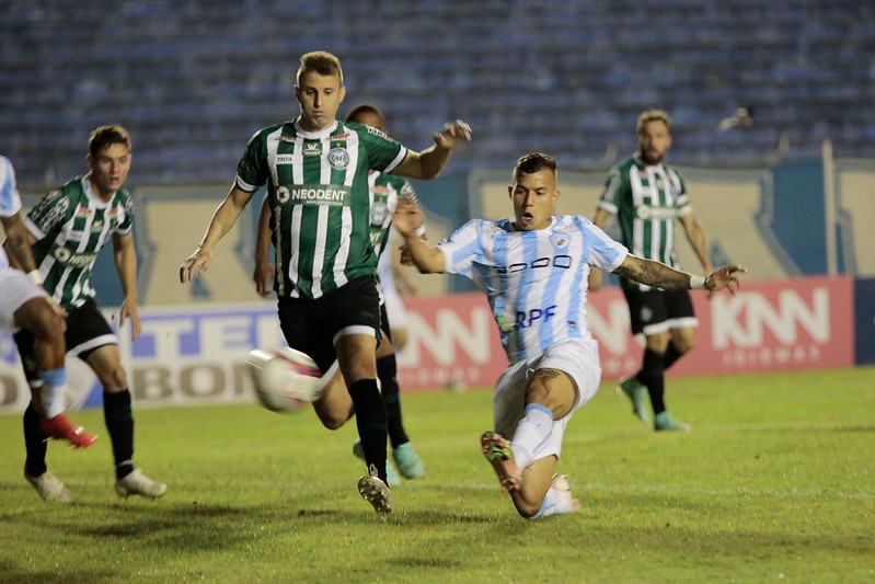 Defesa do Coritiba teve trabalho contra o Londrina.