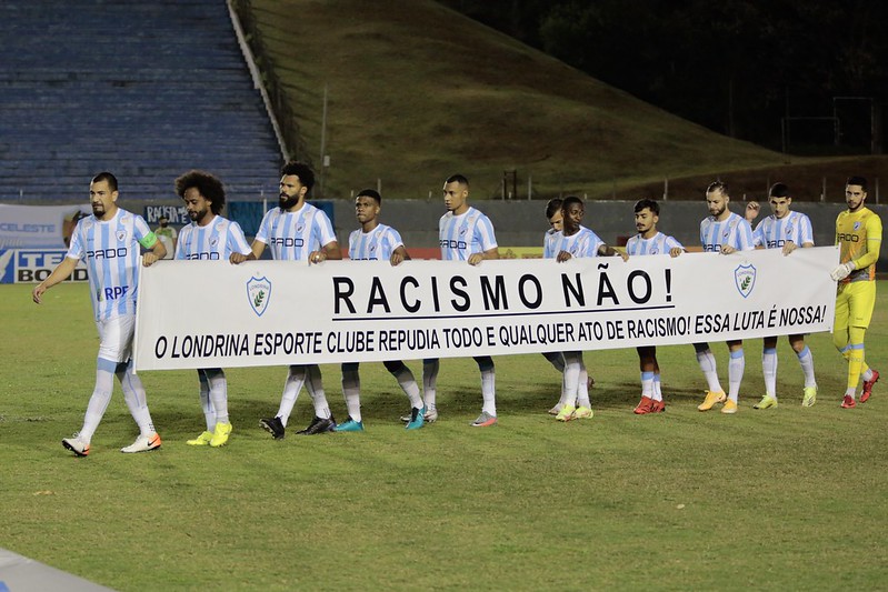 Jogadores do Londrina protestaram na entrada do campo.