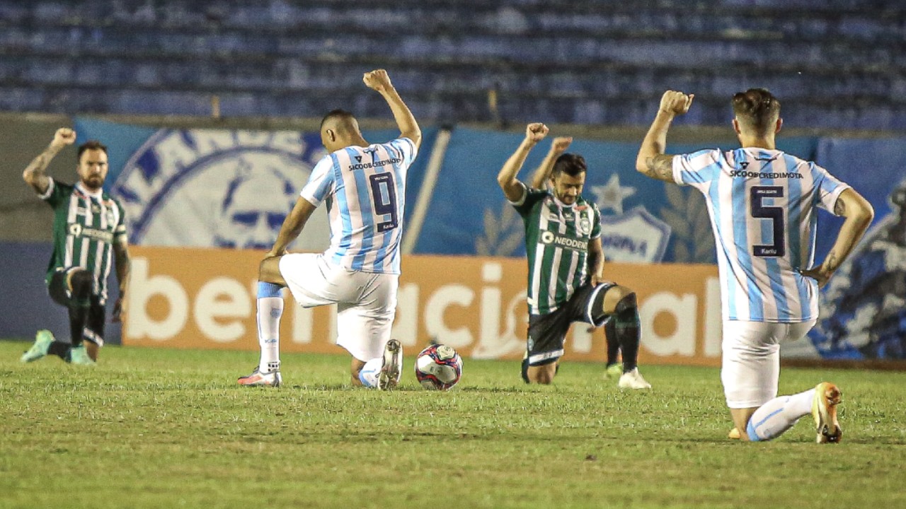 Jogadores de Londrina e Coritiba contra o racismo Jogadores de Londrina e Coritiba contra o racismo
