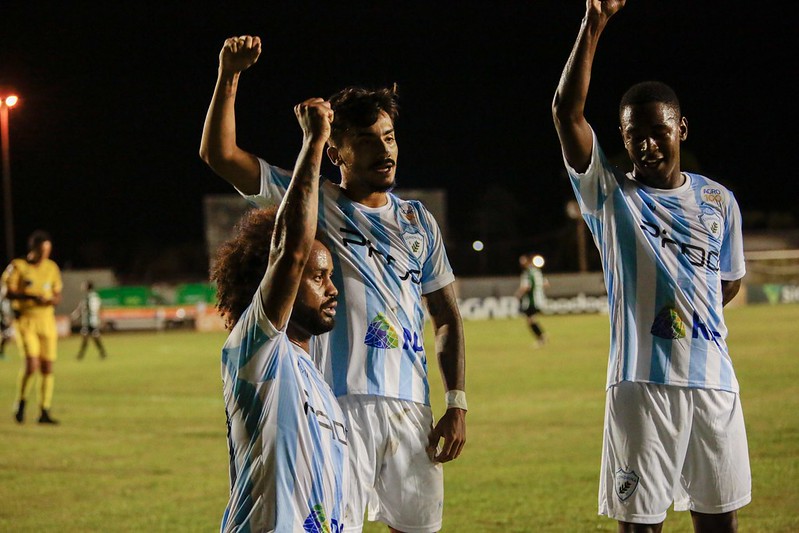 Celsinho comemora gol do Londrina com protesto contra o racismo Celsinho comemora gol do Londrina com protesto contra o racismo