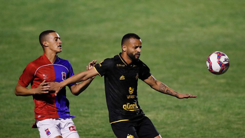 Em protesto, jogadores do Paraná atrasam entrada contra o Criciúma Paraná atrasou na entrada em campo contra o Tigre.