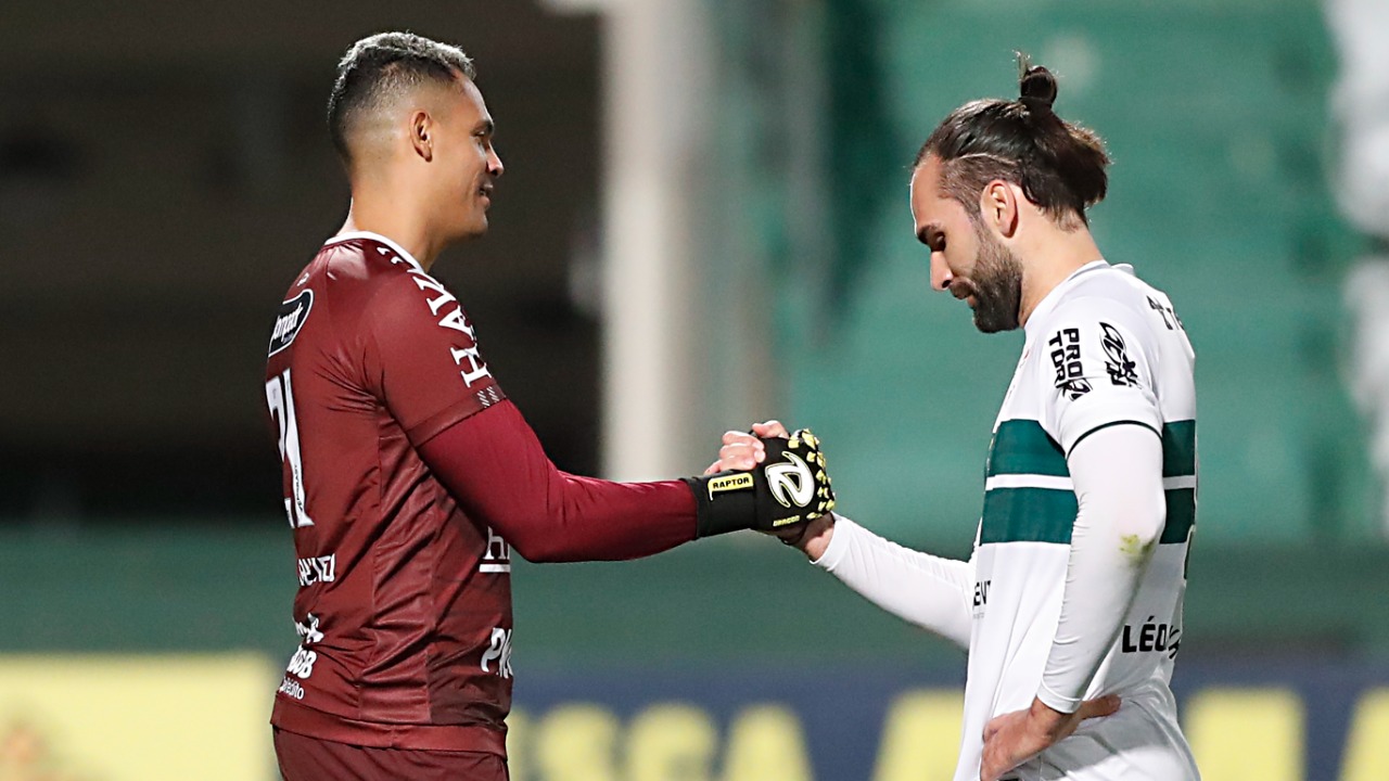 Ruan Carneiro, goleiro do Brusque, defendeu dois pênaltis de Léo Gamalho Ruan Carneiro, goleiro do Brusque, defendeu dois pênaltis de Léo Gamalho